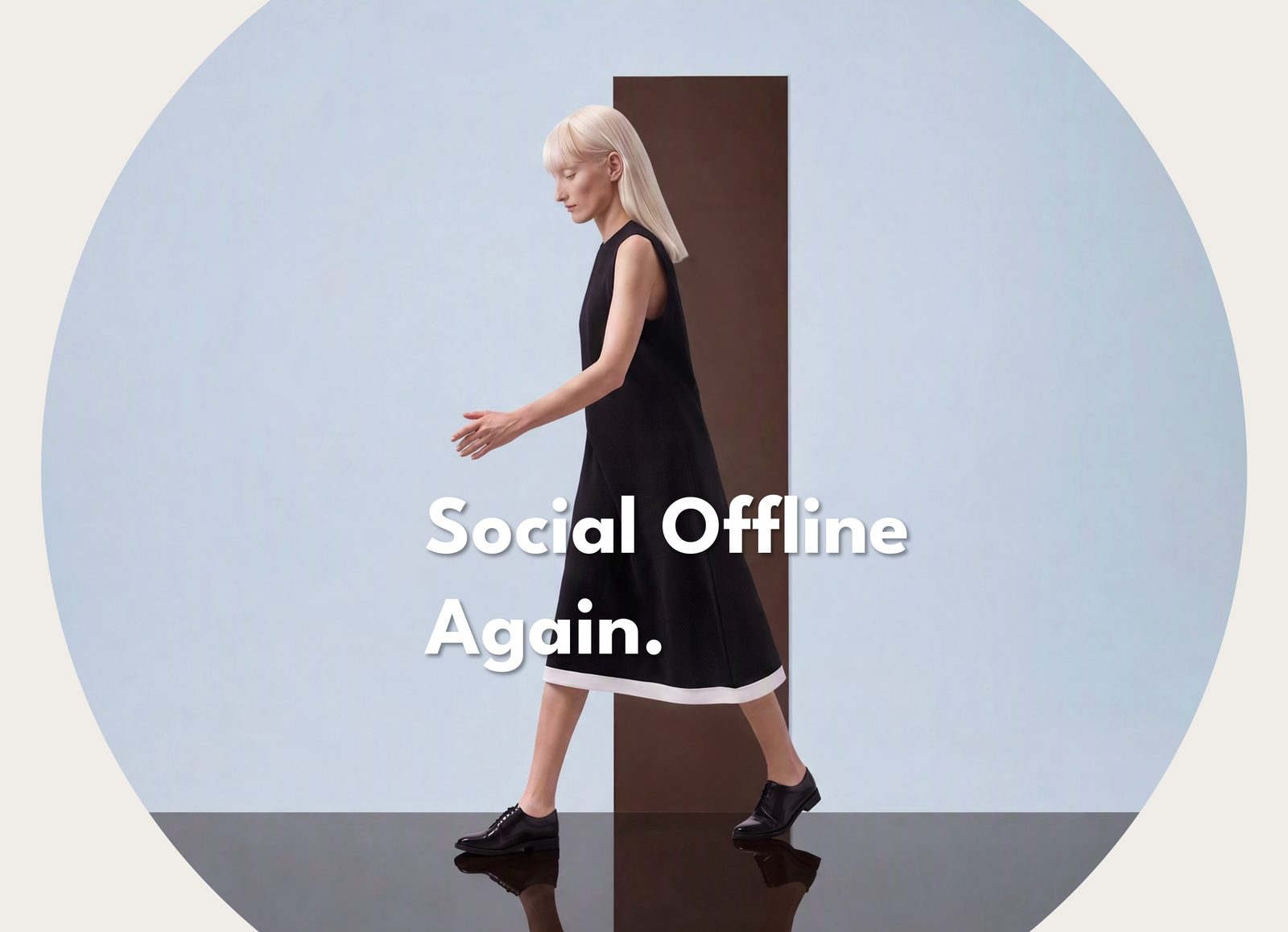 Illustration im runden Bildausschnitt: eine Frau geht durch einen Türrahmen nach draußen, darüber der Schriftzug „Social Offline Again.“